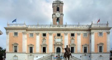 "Piazza del Campidoglio". Con licenza CC BY-SA 3.0 tramite Wikimedia Commons - https://commons.wikimedia.org/wiki/File:Piazza_del_Campidoglio.jpg#/media/File:Piazza_del_Campidoglio.jpg
