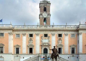 "Piazza del Campidoglio". Con licenza CC BY-SA 3.0 tramite Wikimedia Commons - https://commons.wikimedia.org/wiki/File:Piazza_del_Campidoglio.jpg#/media/File:Piazza_del_Campidoglio.jpg