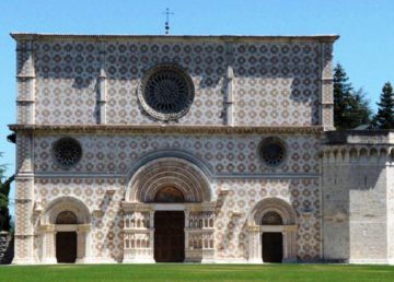 "SMariaCollemaggio" by User:Stemonitis - Own work (Own photo). Licensed under CC BY-SA 2.5 via Wikimedia Commons - https://commons.wikimedia.org/wiki/File:SMariaCollemaggio.jpg#/media/File:SMariaCollemaggio.jpg