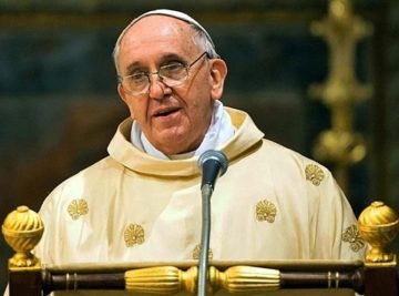 "Su Santidad Papa Francisco" di Gabriel Andrés Trujillo Escobedo - Flickr: Su Santidad Papa Francisco. Con licenza CC BY-SA 2.0 tramite Wikimedia Commons - https://commons.wikimedia.org/wiki/File:Su_Santidad_Papa_Francisco.jpg#/media/File:Su_Santidad_Papa_Francisco.jpg