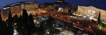 "2011 Greece Uprising" di Kotsolis di Wikipedia in inglese. Con licenza CC BY-SA 3.0 tramite Wikimedia Commons - https://commons.wikimedia.org/wiki/File:2011_Greece_Uprising.jpg#/media/File:2011_Greece_Uprising.jpg