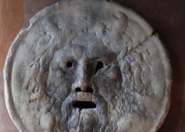 "Bocca della verità" di Phyrexian - Opera propria. Con licenza CC0 tramite Wikimedia Commons - https://commons.wikimedia.org/wiki/File:Bocca_della_verit%C3%A0.JPG#/media/File:Bocca_della_verit%C3%A0.JPG