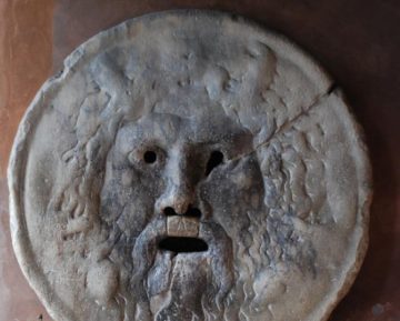 "Bocca della verità" di Phyrexian - Opera propria. Con licenza CC0 tramite Wikimedia Commons - https://commons.wikimedia.org/wiki/File:Bocca_della_verit%C3%A0.JPG#/media/File:Bocca_della_verit%C3%A0.JPG