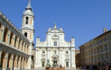 "Loreto250706" di Massimo Roselli - http://massimo.roselli.info. Con licenza CC BY-SA 2.5 tramite Wikimedia Commons - https://commons.wikimedia.org/wiki/File:Loreto250706.JPG#/media/File:Loreto250706.JPG