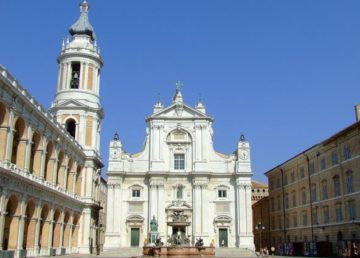"Loreto250706" di Massimo Roselli - http://massimo.roselli.info. Con licenza CC BY-SA 2.5 tramite Wikimedia Commons - https://commons.wikimedia.org/wiki/File:Loreto250706.JPG#/media/File:Loreto250706.JPG