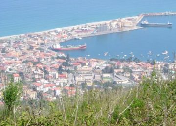 "PORTO DI VIBO MARINA" di Belsito - foto da me scattata. Con licenza CC BY-SA 3.0 tramite Wikimedia Commons - https://commons.wikimedia.org/wiki/File:PORTO_DI_VIBO_MARINA.JPG#/media/File:PORTO_DI_VIBO_MARINA.JPG