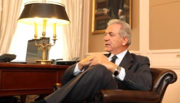 "D Avramopoulos at the Greek Ministry of Foreign Affairs" di Dimitris Avramopoulos - http://www.flickr.com/photos/avramopoulos/8189598969/. Con licenza CC BY-SA 2.0 tramite Wikimedia Commons