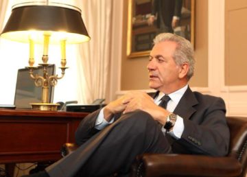 "D Avramopoulos at the Greek Ministry of Foreign Affairs" di Dimitris Avramopoulos - http://www.flickr.com/photos/avramopoulos/8189598969/. Con licenza CC BY-SA 2.0 tramite Wikimedia Commons