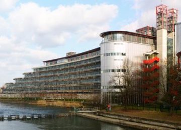 "European Court of Human Rights- Av. de l'Europe" di CherryX per Wikimedia Commons. Con licenza CC BY-SA 3.0 tramite Wikimedia Commons