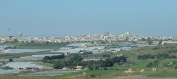 Pachino (SR), View of town with greenhouses in front. Foto: https://commons.wikimedia.org/wiki/User:Azotoliquido