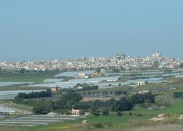 Pachino (SR), View of town with greenhouses in front. Foto: https://commons.wikimedia.org/wiki/User:Azotoliquido