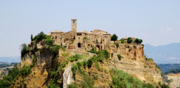 "Civita di Bagnoregio -Veduta-" di Etienne (Li) - Opera propria. Con licenza CC BY-SA 4.0 tramite Wikimedia Commons