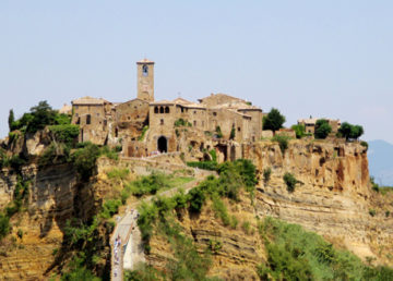"Civita di Bagnoregio -Veduta-" di Etienne (Li) - Opera propria. Con licenza CC BY-SA 4.0 tramite Wikimedia Commons