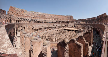 "Colosseo di Roma panoramic" di Paolo Costa Baldi - Opera propria. Con licenza CC BY-SA 3.0 tramite Wikimedia Commons