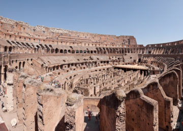 "Colosseo di Roma panoramic" di Paolo Costa Baldi - Opera propria. Con licenza CC BY-SA 3.0 tramite Wikimedia Commons