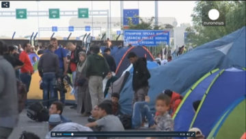 Fermo immagine video http://it.euronews.com/2015/09/16/migliaia-i-migranti-bloccati-alla-frontiera-serbo-ungherese/