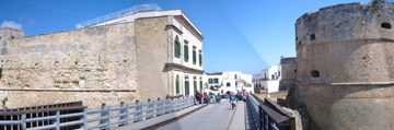 "Otranto castello panorama" di Freddyballo - Opera propria. Con licenza CC BY-SA 3.0 tramite Wikimedia Commons
