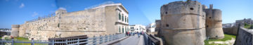 "Otranto castello panorama" di Freddyballo - Opera propria. Con licenza CC BY-SA 3.0 tramite Wikimedia Commons