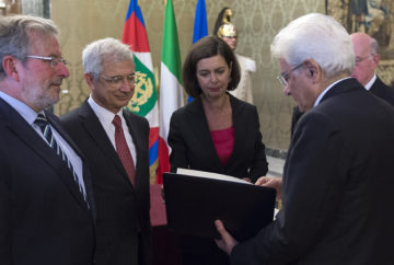 Il Presidente Mattarella con la Presidente della Camera, il Presidente dell'Assemblea Nazionale Francese, il Presidente del Bundestag tedesco e il Presidente del Parlamento lussemburghese in occasione della consegna della dichiarazione "Più integrazione europea: la strada da percorrere". http://www.quirinale.it/elementi/Continua.aspx?tipo=Foto&key=3166