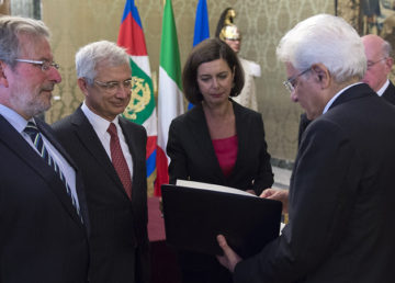 Il Presidente Mattarella con la Presidente della Camera, il Presidente dell'Assemblea Nazionale Francese, il Presidente del Bundestag tedesco e il Presidente del Parlamento lussemburghese in occasione della consegna della dichiarazione "Più integrazione europea: la strada da percorrere". http://www.quirinale.it/elementi/Continua.aspx?tipo=Foto&key=3166