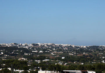 "Veduta valle d itria cisternino" di Kiuz - Opera propria. Con licenza Pubblico dominio tramite Wikimedia Commons