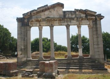 L' Acropoli di Apollonia – Albania. Nome originale "Bouleuterion Appolonia Albania" di Inkey. Con licenza CC BY-SA 3.0 tramite Wikimedia Commons - https://commons.wikimedia.org/wiki/File:Bouleuterion_Appolonia_Albania.jpg#/media/File:Bouleuterion_Appolonia_Albania.jpg