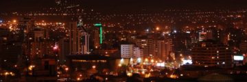 Cohabamba de noche, Bolivia. This file is licensed under the Creative Commons Attribution-Share Alike 2.0 Generic. https://commons.wikimedia.org/wiki/File:Center_y_edificios_Cochabamba_Bolivia.jpg