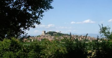 Panorama di Sarteano "SarteanoPano" di This illustration was made by louis-gardenPlease credit this: louis-gardenAn email to Louis-garden or a message here would be appreciated too.More pictures (not free) at My Photos Site - Mes photographie d'Italie. Con licenza CC BY-SA 3.0 tramite Wikimedia Commons - https://commons.wikimedia.org/wiki/File:SarteanoPano.jpg#/media/File:SarteanoPano.jpg