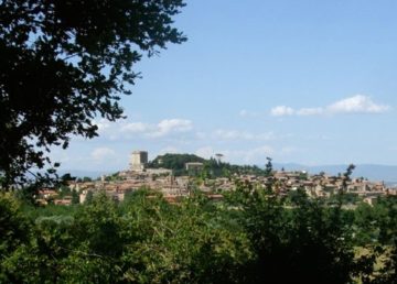 Panorama di Sarteano "SarteanoPano" di This illustration was made by louis-gardenPlease credit this: louis-gardenAn email to Louis-garden or a message here would be appreciated too.More pictures (not free) at My Photos Site - Mes photographie d'Italie. Con licenza CC BY-SA 3.0 tramite Wikimedia Commons - https://commons.wikimedia.org/wiki/File:SarteanoPano.jpg#/media/File:SarteanoPano.jpg