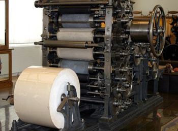 Rotativa Marinoni del 1883. "CNAM-IMG 0546" di Rama - Opera propria. Con licenza CC BY-SA 2.0 fr tramite Wikimedia Commons - https://commons.wikimedia.org/wiki/File:CNAM-IMG_0546.jpg#/media/File:CNAM-IMG_0546.jpg