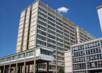 "Roma EUR sede centrale INPS" di Blackcat - Opera propria. Con licenza CC BY-SA 3.0 tramite Wikimedia Commons - https://commons.wikimedia.org/wiki/File:Roma_EUR_sede_centrale_INPS.jpg#/media/File:Roma_EUR_sede_centrale_INPS.jpg