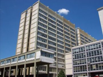"Roma EUR sede centrale INPS" di Blackcat - Opera propria. Con licenza CC BY-SA 3.0 tramite Wikimedia Commons - https://commons.wikimedia.org/wiki/File:Roma_EUR_sede_centrale_INPS.jpg#/media/File:Roma_EUR_sede_centrale_INPS.jpg