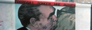 Il bacio tra Leonid Il'ič Brežnev ed Erich Honecker. La scritta in alto, in cirillico, recita: "Signore! Aiutami a sopravvivere a questo amore letale". Foto: "Segment with Graffiti of the Berlin Wall (3 of 4) (cropped)" di Lklundin