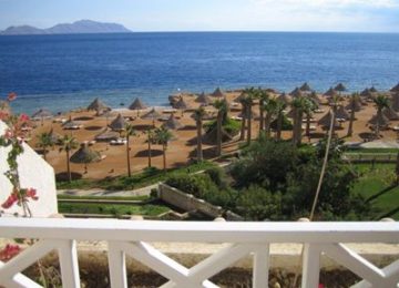Veduta della spiaggia di Sharm "SharmView". Photo by Ian Sewell, Dec. 2004 - Con licenza CC BY 1.0 tramite Wikimedia Commons - https://commons.wikimedia.org/wiki/File:SharmView.jpg#/media/File:SharmView.jpg