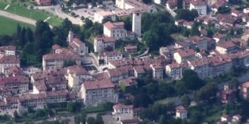 La città di Feltre vista dal Monte Tomatico. Foto: "Feltre cittadella" di Tor91 di Wikipedia in italiano