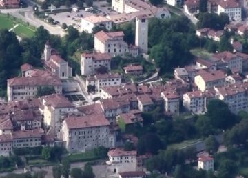 La città di Feltre vista dal Monte Tomatico. Foto: "Feltre cittadella" di Tor91 di Wikipedia in italiano