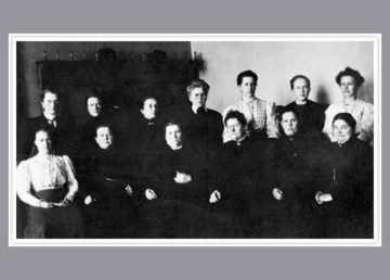 "Finland female MPs 1907" Con licenza Pubblico dominio tramite Wikimedia Commons