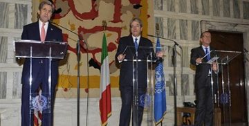 Il Ministro Gentiloni con John Kerry e Martin Kobler durante la Riunione Ministeriale per la Libia. Roma 13/12/2015. Foto Ansa