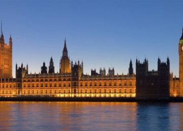 Il Palazzo di Westminster, sede di entrambe le camere del Parlamento del Regno Unito. Foto: "Palace of Westminster, London - Feb 2007" di Diliff