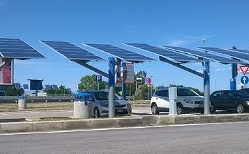 Pannelli solari in stazione di servizio autostradale. Un esempio