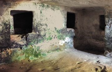 La domus III di S'Elighe Entosu detta "delle sette stanze", Usini. "Re-exposure of s'elighe entosu domus III 4" di Tanarighes - Opera propria. Con licenza CC BY-SA 3.0 tramite Wikimedia Commons - https://commons.wikimedia.org/wiki/File:Re-exposure_of_s%27elighe_entosu_domus_III_4.jpg#/media/File:Re-exposure_of_s%27elighe_entosu_domus_III_4.jpg