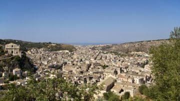 Veduta di Scicli: "Scicli, Ragusa, Italy" di trolvag - Scicli, Ragusa, Italy. Con licenza CC BY-SA 3.0 tramite Wikimedia Commons - https://commons.wikimedia.org/wiki/File:Scicli,_Ragusa,_Italy.jpg#/media/File:Scicli,_Ragusa,_Italy.jpg
