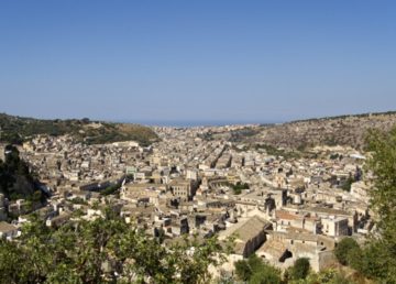 Veduta di Scicli: "Scicli, Ragusa, Italy" di trolvag - Scicli, Ragusa, Italy. Con licenza CC BY-SA 3.0 tramite Wikimedia Commons - https://commons.wikimedia.org/wiki/File:Scicli,_Ragusa,_Italy.jpg#/media/File:Scicli,_Ragusa,_Italy.jpg