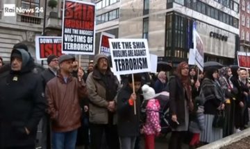 Manifestazione Sciita contro il terrorismo. Fermo immagine video RaiNews . Fonte: http://www.rainews.it/dl/rainews/media/Alta-tensione-tra-Iran-e-Arabia-Saudita-Nella-notte-l-assalto-all-ambasciata-di-Ryad-04c2b877-f7e8-47bd-abc7-431cd049b6ad.html