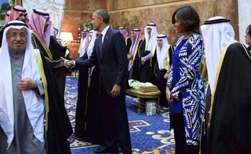 "President and First Lady Obama, With Saudi King Salman, Shake Hands With Members of the Saudi Royal Family" di U.S. Department of State from United States