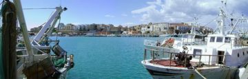 Panorama della città dal porto. Foto di Zitumassin https://it.wikipedia.org/wiki/Termoli#/media/File:Termoli_1.JPG