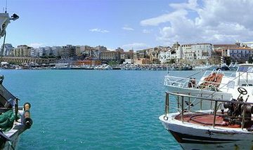 Panorama della città dal porto. Foto di Zitumassin https://it.wikipedia.org/wiki/Termoli#/media/File:Termoli_1.JPG