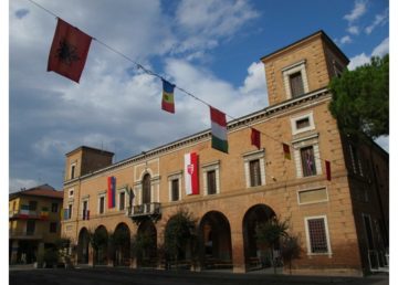Castel Bolognese. Il palazzo comunale. Foto di Vincenzo Zaccaria. - CC BY-SA 3.0, https://commons.wikimedia.org/w/index.php?curid=35679147