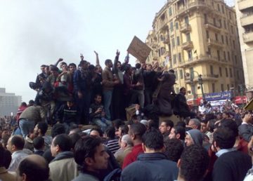 Manifestanti su un carro armato a Piazza Tahrir il 29 gennaio. Di Ramy Raoof - Flickr: Demonstrators on Army Truck in Tahrir Square, Cairo, CC BY 2.0, https://commons.wikimedia.org/w/index.php?curid=12851187