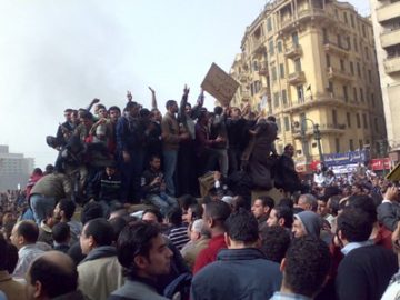 Manifestanti su un carro armato a Piazza Tahrir il 29 gennaio. Di Ramy Raoof - Flickr: Demonstrators on Army Truck in Tahrir Square, Cairo, CC BY 2.0, https://commons.wikimedia.org/w/index.php?curid=12851187